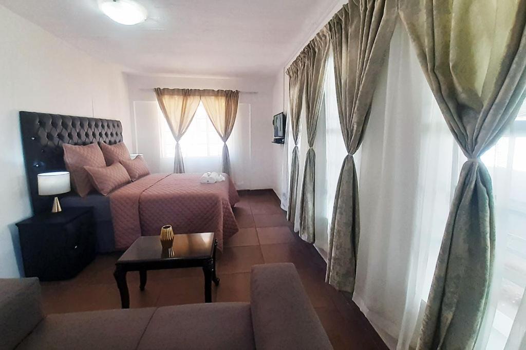 Queens Palace Pretoria Room photo